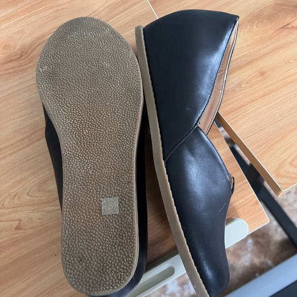 Women's size 8 black hidden wedge shoe. Black. - Picture 2 of 2